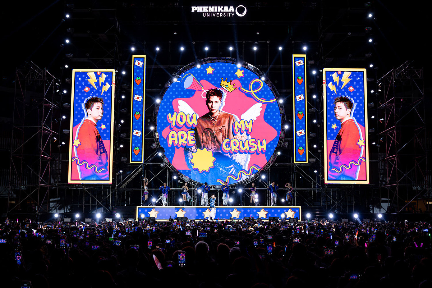 Nam ca sĩ điển trai Quân A.P đốn tim khán giả với loạt bản hit tại đêm nhạc.