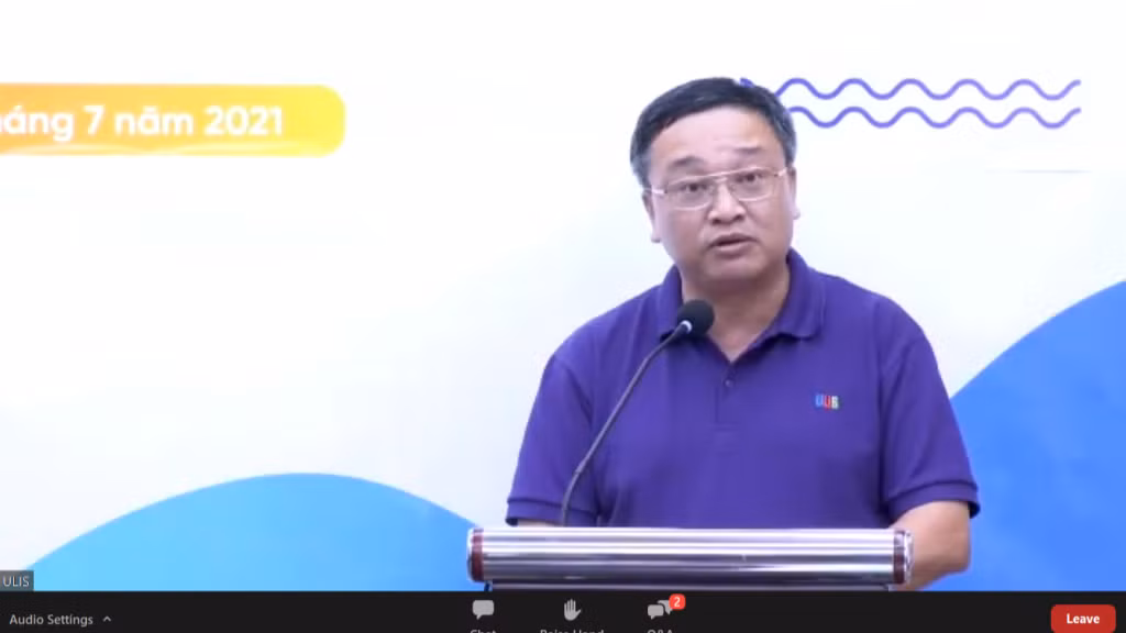 Thầy Đỗ Tuấn Minh, Hiệu trưởng trường Đại học Ngoại ngữ phát biểu tại lễ bế giảng 