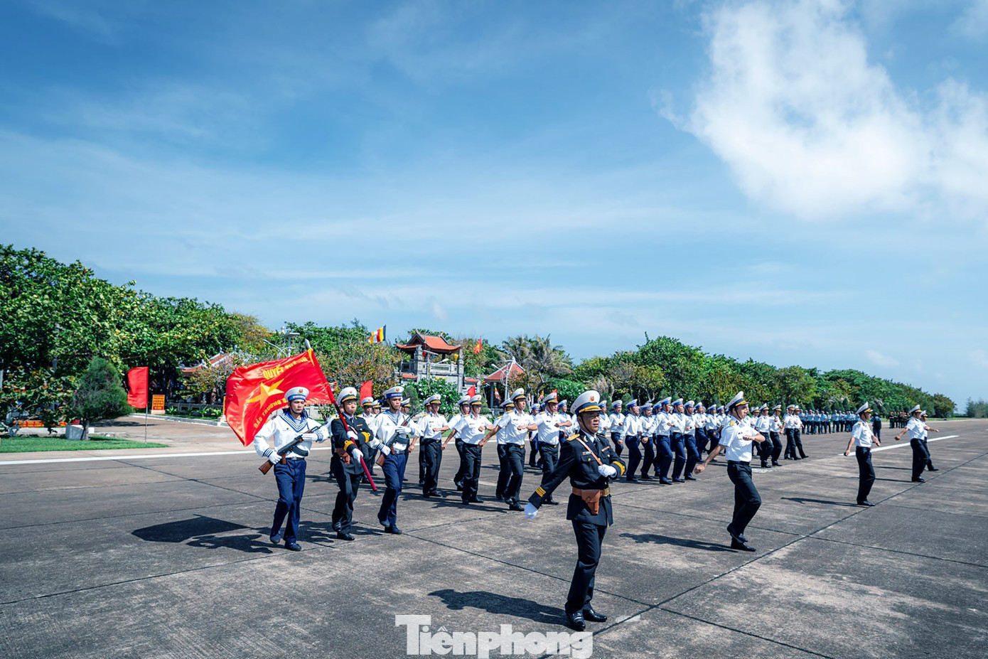 Anh Trần Thành Minh - Phó Chủ tịch Hội Sinh viên trường CĐ Y Dược Phú Thọ cho biết: “Được đứng dưới cờ Tổ quốc ở Trường Sa thân yêu, trong tôi trào dâng nhiều cảm xúc. Tôi đã rơi nước mắt khi hát Quốc ca ở Trường Sa. Không khí thiêng liêng của lễ chào cờ trên đảo thôi thúc tôi hãy trân quý cuộc sống hòa bình hôm nay và không ngừng nỗ lực vươn lên góp sức trẻ đưa đất nước phát triển hùng cường”.