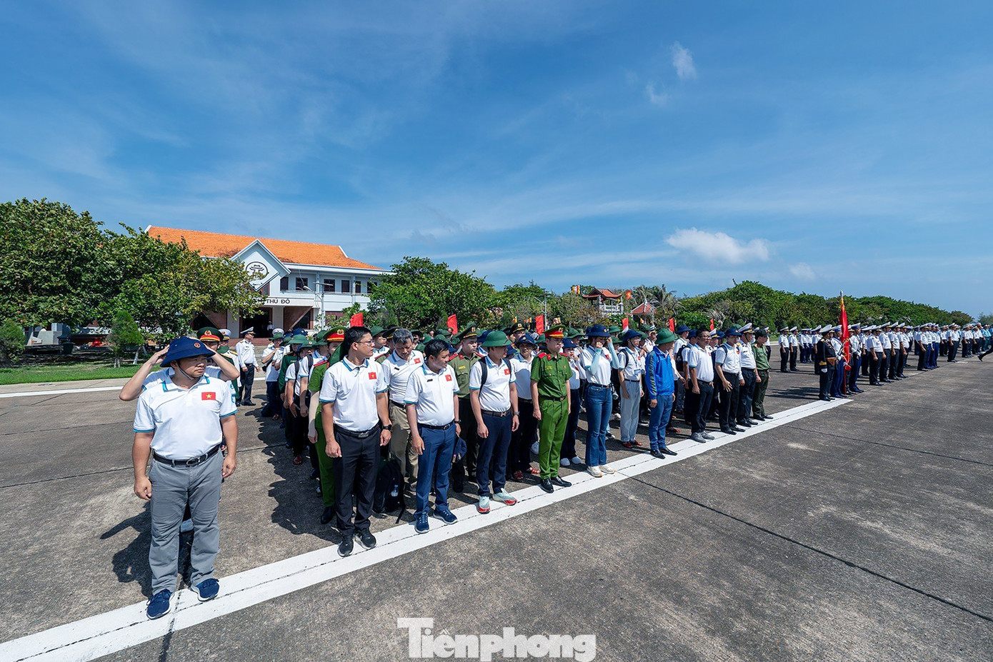 Hơn 200 đại biểu sinh viên cùng hướng về cột mốc chủ quyền đảo Trường Sa (tỉnh Khánh Hòa).