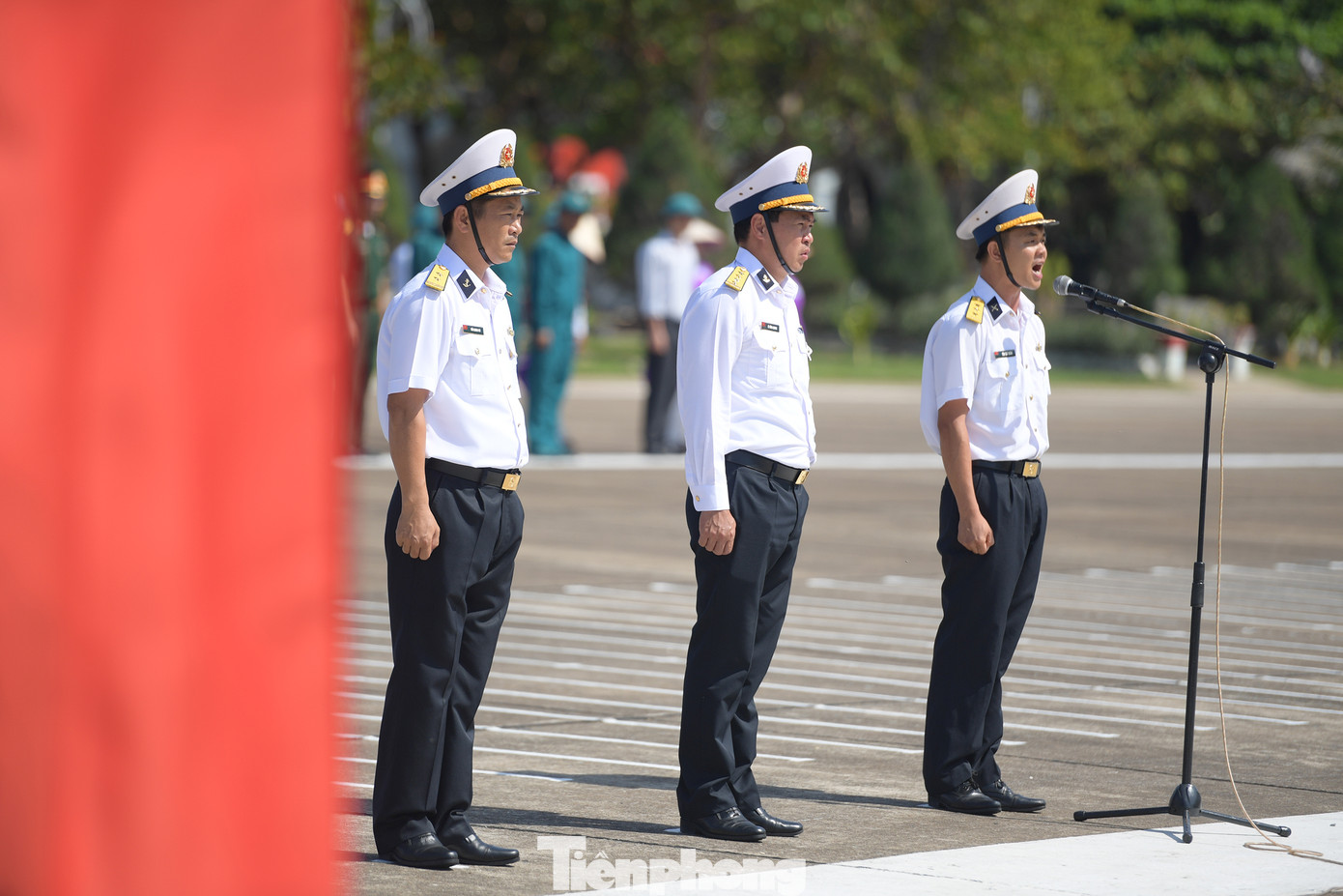 Thượng úy Tôn Chí Quân chạy bước lên phía trước, dõng dạc đọc 10 lời thề danh dự của Quân đội Nhân dân Việt Nam. Sau mỗi lời thề, các cán bộ, chiến sĩ trong đội duyệt binh đều hô vang “Xin thề?”, với khí chất của người chiến sĩ kiên trung sẵn sàng “hy sinh tất cả vì Tổ quốc Việt Nam”. Như một hiệu ứng cảm xúc, các sinh viên, đại biểu của chuyến hành trình “Sinh viên với biển, đảo Tổ quốc” cũng đồng thanh hưởng ứng, tạo nên âm hưởng thật hào hùng giữa biển trời thiêng liêng của Tổ quốc.