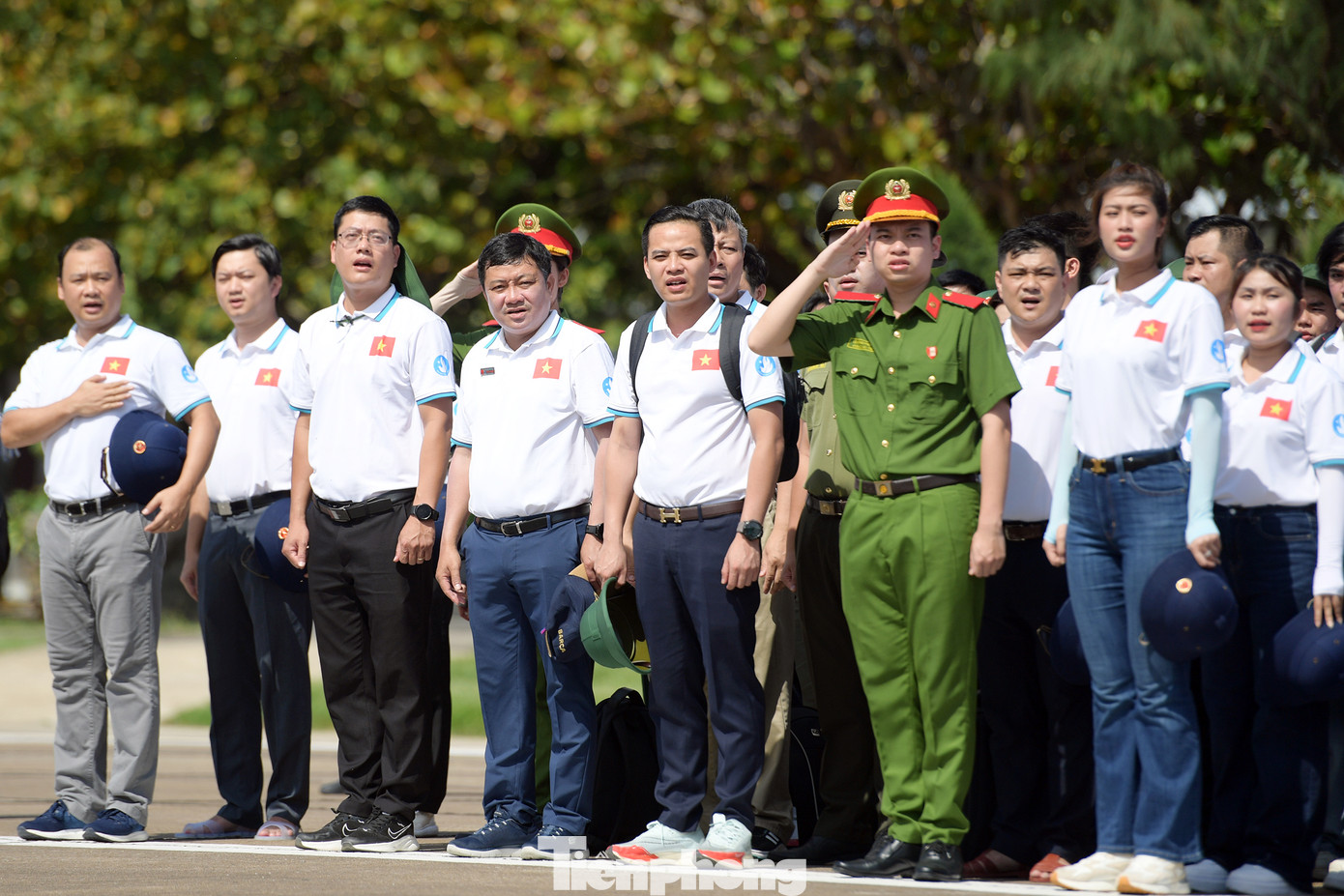 Nhiều gương mặt trẻ rưng rưng xúc động vì lần đầu tiên trong đời được hát Quốc ca ở một địa điểm đặc biệt cùng quân, dân huyện đảo Trường Sa.