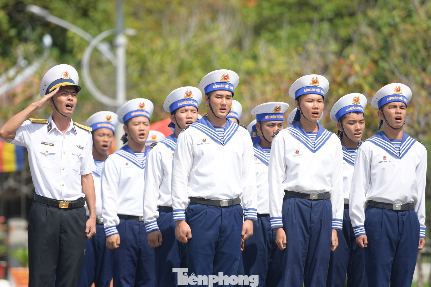 Xúc động lễ chào cờ, hát Quốc ca của hơn 200 sinh viên ưu tú ở Trường Sa ảnh 4