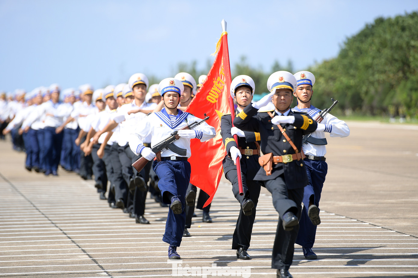Lần đầu tiên, những đại biểu sinh viên đã tham dự lễ chào cờ, hát Quốc ca và màn duyệt đội hình, đội ngũ của các chiến sĩ cùng quân và dân trên đảo Trường Sa Lớn.