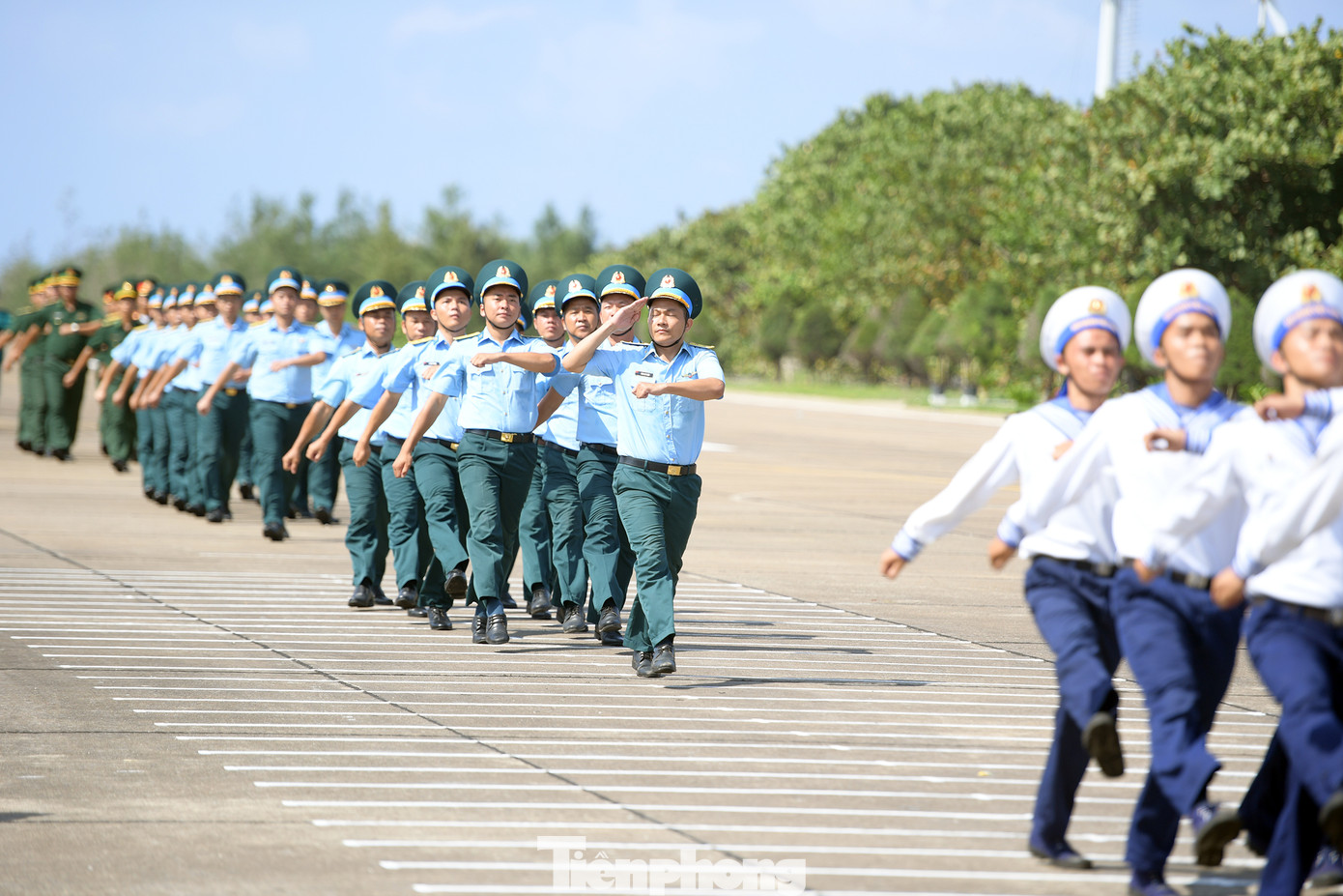 Lễ chào cờ, hát Quốc ca và màn duyệt đội hình, đội ngũ của các chiến sĩ cùng quân và dân trên đảo Trường Sa Lớn.