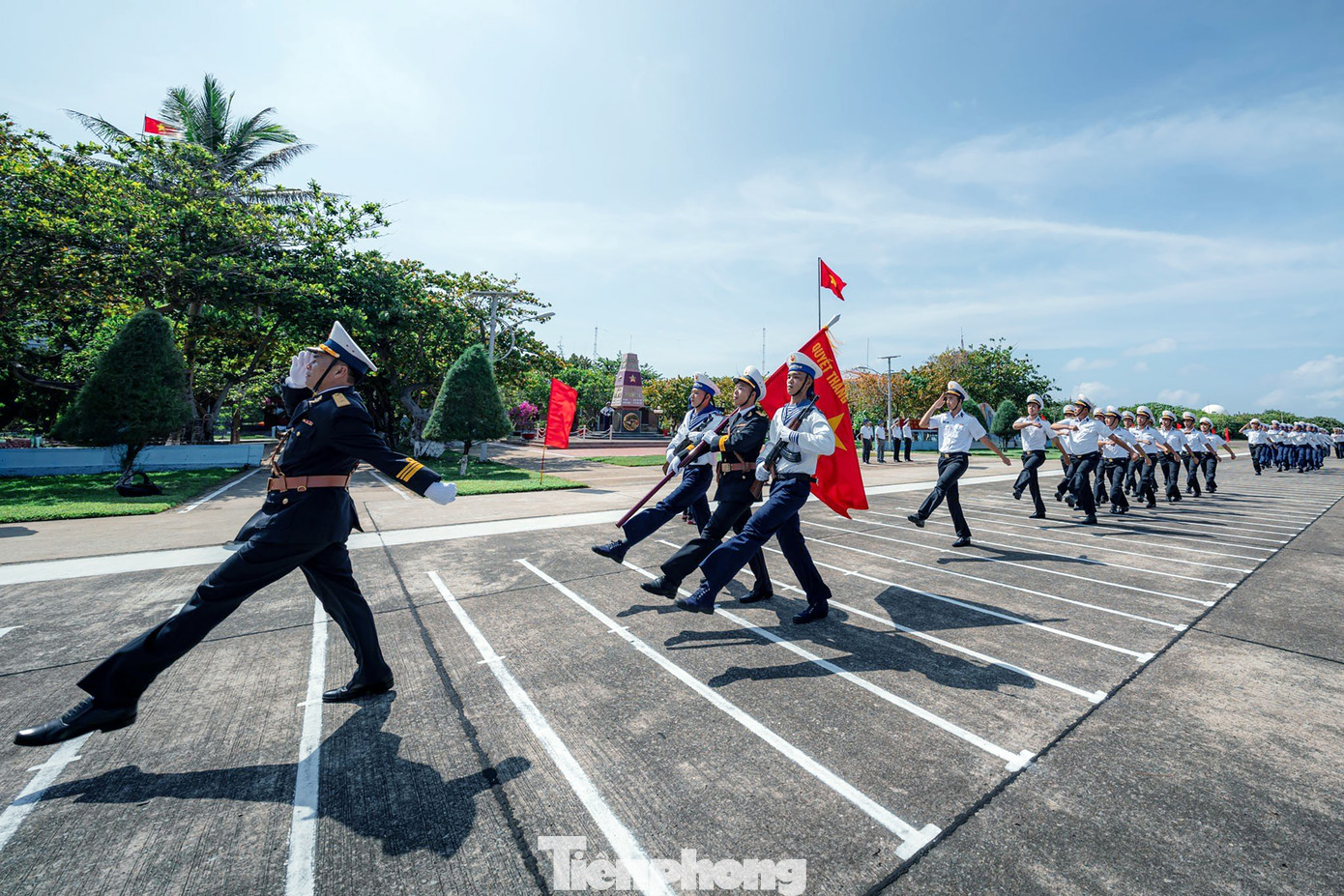 Xúc động lễ chào cờ, hát Quốc ca của hơn 200 sinh viên ưu tú ở Trường Sa.