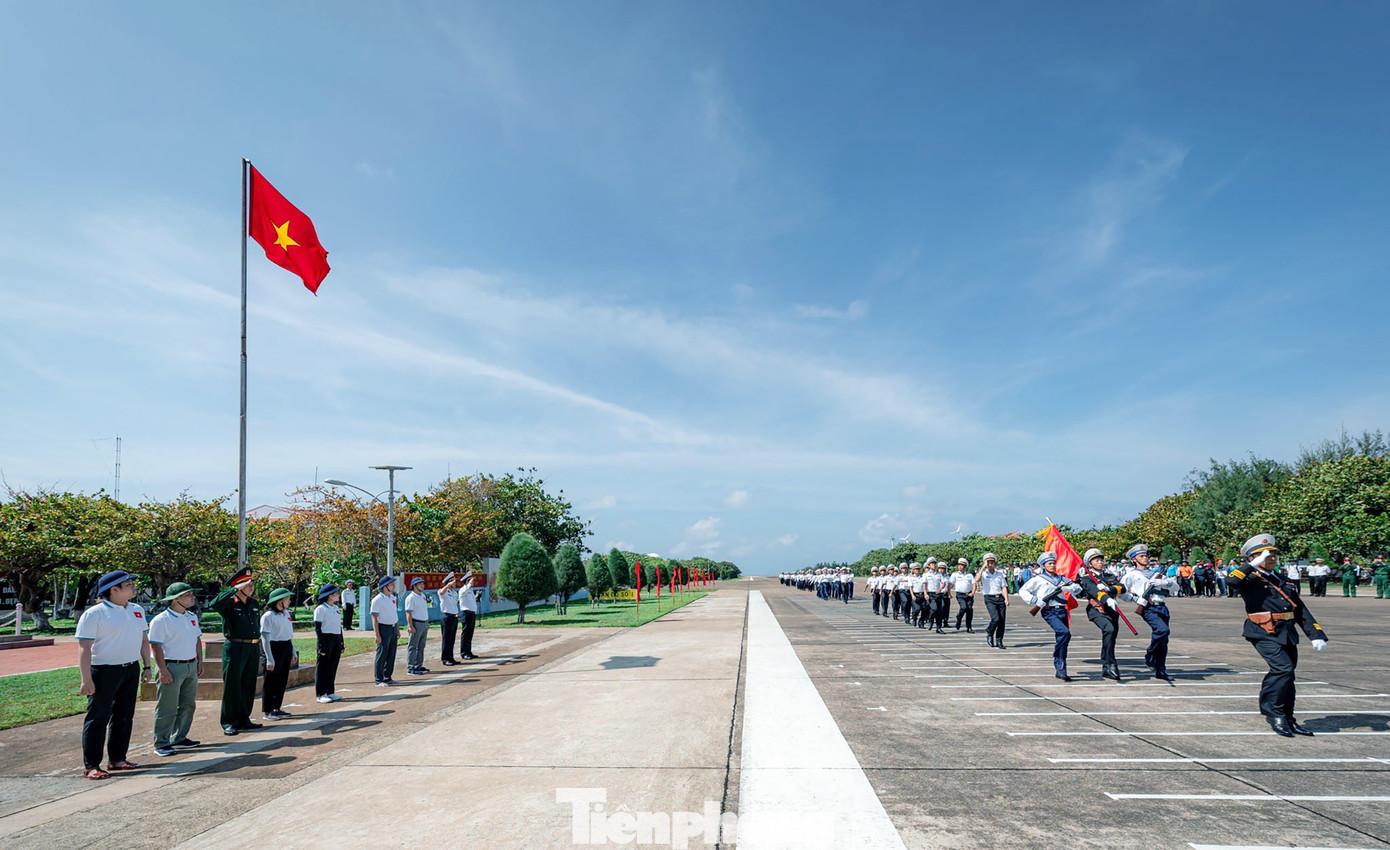 Xúc động lễ chào cờ, hát Quốc ca của hơn 200 sinh viên ưu tú ở Trường Sa.