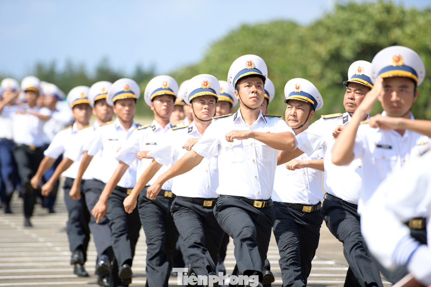 Lễ chào cờ, hát Quốc ca và màn duyệt đội hình, đội ngũ của các chiến sĩ cùng quân và dân trên đảo Trường Sa Lớn.