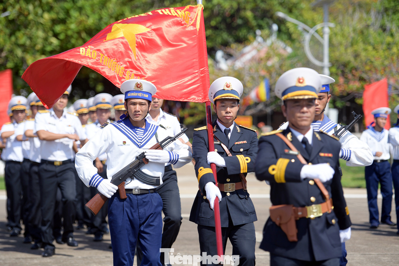 Xúc động lễ chào cờ, hát Quốc ca của hơn 200 sinh viên ưu tú ở Trường Sa.