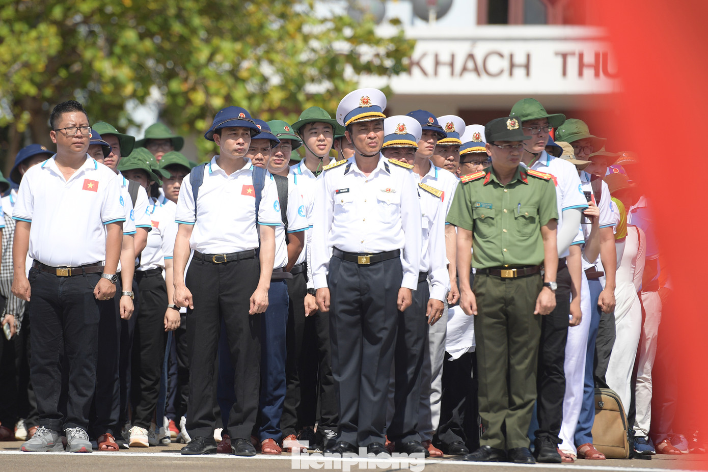 Xúc động lễ chào cờ, hát Quốc ca của hơn 200 sinh viên ưu tú ở Trường Sa ảnh 5