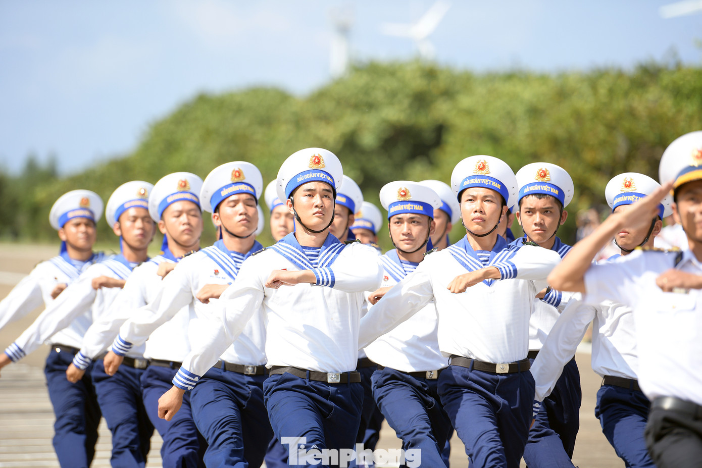 Lễ chào cờ, hát Quốc ca và màn duyệt đội hình, đội ngũ của các chiến sĩ cùng quân và dân trên đảo Trường Sa Lớn.