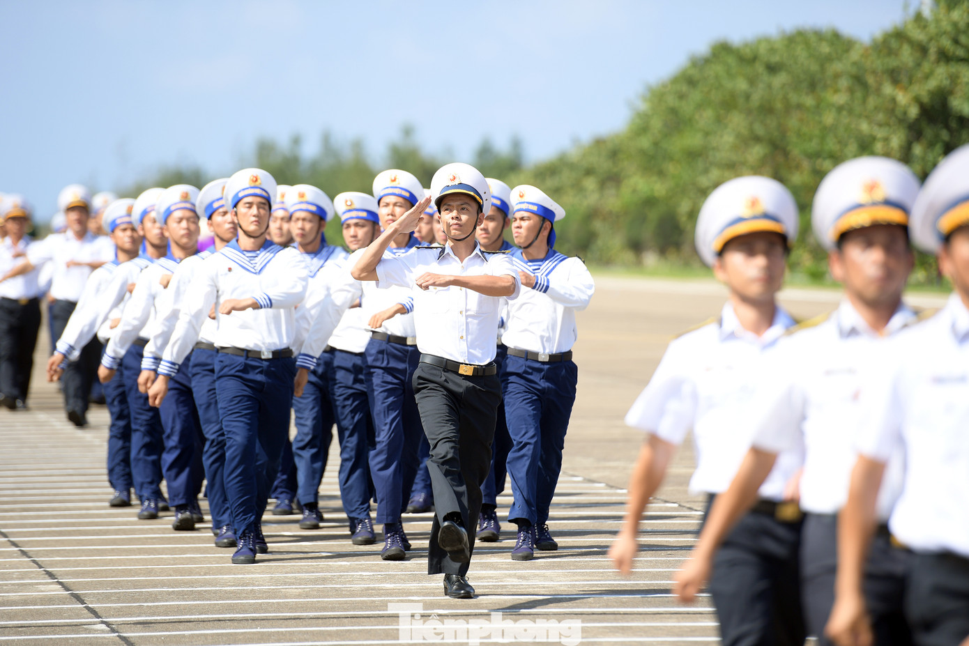 Lễ chào cờ, hát Quốc ca và màn duyệt đội hình, đội ngũ của các chiến sĩ cùng quân và dân trên đảo Trường Sa Lớn.