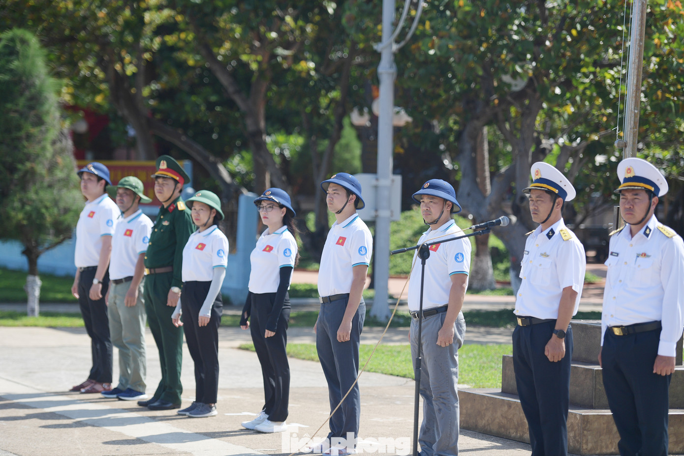 Tham gia buổi lễ có: Ông Lê Hải Bình, Ủy viên dự khuyết T.Ư Đảng, Phó Trưởng ban Tuyên giáo T.Ư; anh Nguyễn Minh Triết, Bí thư T.Ư Đoàn, Chủ tịch T.Ư Hội SVVN; Đại tá Lê Hồng Quang – Phó Chủ nhiệm kỹ thuật hải quân trưởng đoàn công tác; chị Hồ Hồng Nguyên, Trưởng ban Thanh niên Trường học T.Ư Đoàn, Phó Chủ tịch thường trực T.Ư Hội SVVN; anh Lâm Tùng, Phó Trưởng ban Thanh niên Trường học T.Ư Đoàn, Giám đốc Trung tâm Hỗ trợ và Phát Triển Sinh Viên Việt Nam.