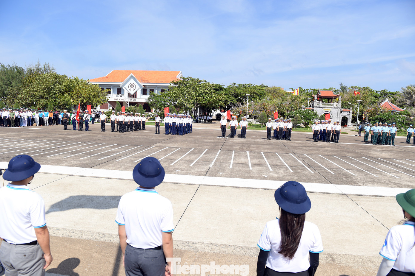 Xúc động lễ chào cờ, hát Quốc ca của hơn 200 sinh viên ưu tú ở Trường Sa ảnh 3