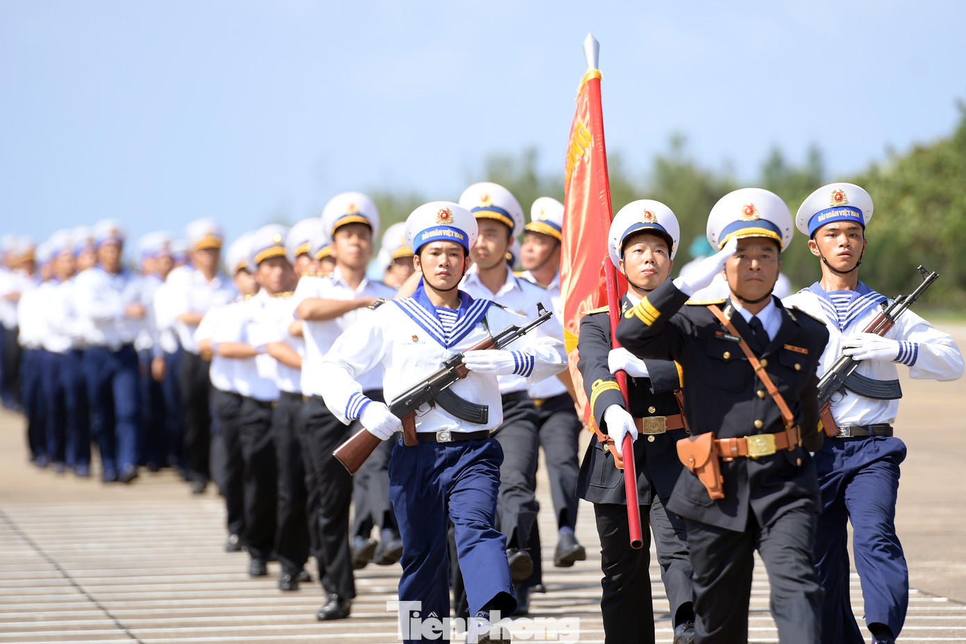 Xúc động lễ chào cờ, hát Quốc ca của hơn 200 sinh viên ưu tú ở Trường Sa.