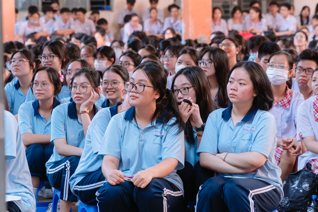 Đông đảo các bạn học sinh tham gia chương trình.