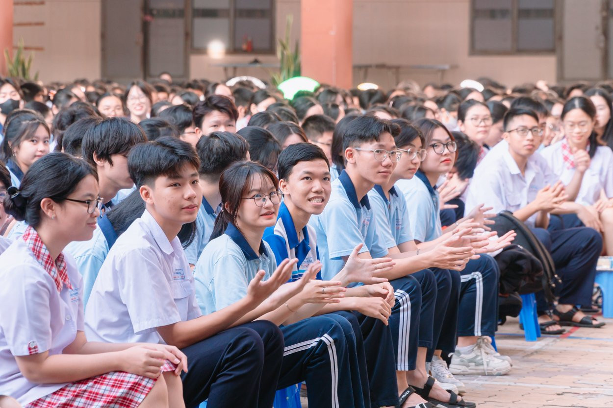 Đông đảo các bạn học sinh tham gia chương trình.