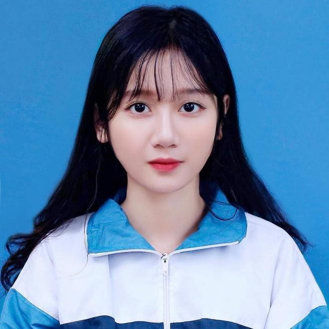 Nhờ nhan sắc nổi bật, Đặng Phương Thảo (sinh năm 2001) trở thành tâm điểm chú ý trên nhiều diễn đàn gái xinh và được dân mạng ưu ái gọi là “hot girl ảnh thẻ”. Phương Thảo hiện đang theo học ngành Marketing của ĐH Kinh tế quốc dân.