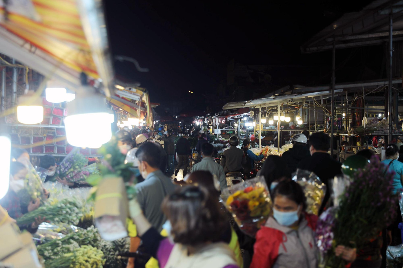 Càng tới nửa đêm, những chuyến xe chở hoa đổ về chợ càng tấp nập.