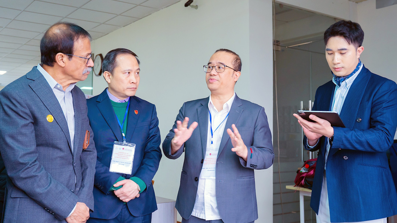 PGS. TS Nguyễn Trúc Lê - Bí thư Đảng ủy, Chủ tịch Hội đồng Trường và PGS. TS Lê Trung Thành - Hiệu trưởng Nhà trường chia sẻ với Đại diện Đoàn kiểm định.