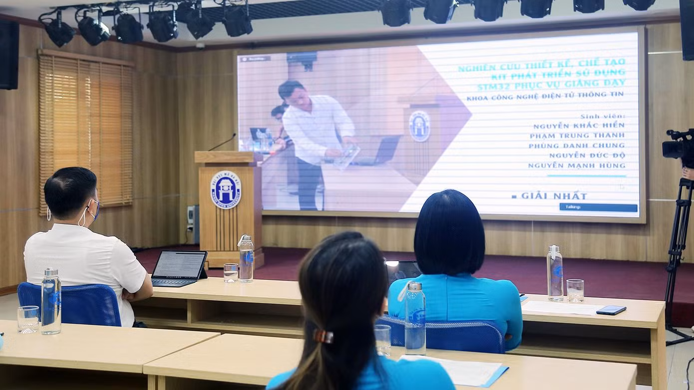 Vinh danh gần 200 giảng viên, sinh viên trong ngày Khoa học công nghệ Việt Nam.