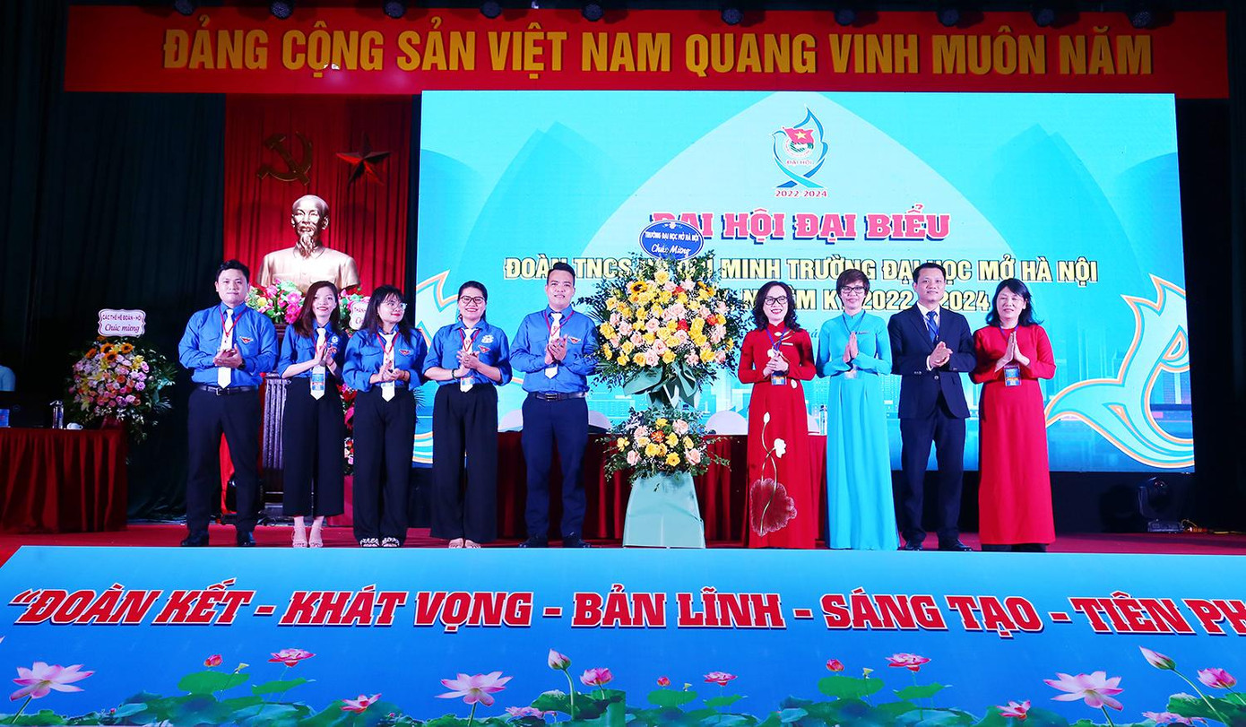 PGS. TS Nguyễn Thị Nhung, Hiệu trưởng trường ĐH Mở Hà Nội tặng hoa chúc mừng Đại hội. PGS. TS Nguyễn Thị Nhung, Hiệu trưởng trường ĐH Mở Hà Nội tặng hoa chúc mừng Đại hội.