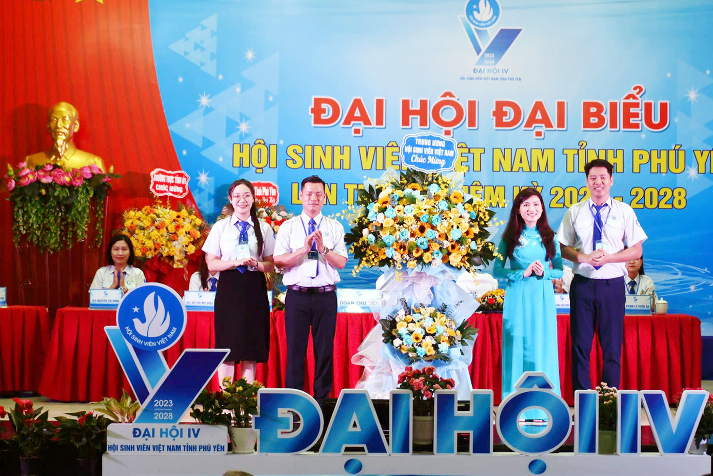 Thường trực T.Ư Hội Sinh viên Việt Nam tặng hoa chúc mừng Đại hội. Thường trực T.Ư Hội Sinh viên Việt Nam tặng hoa chúc mừng Đại hội.