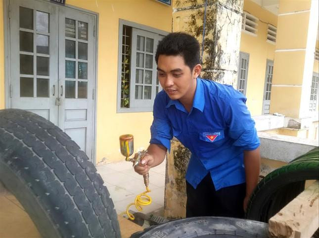 Công Hậu, Phó Chủ nhiệm CLB Kỹ năng huyện Lấp Vò (tỉnh Đồng Tháp) xây dựng điểm vui chơi thiếu nhi tại xã đảo ở huyện Kiên Hải, tỉnh Kiên Giang.