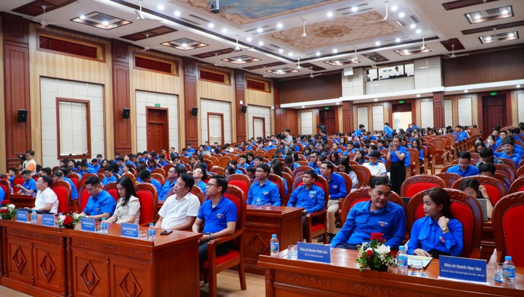 Các đại biểu tham dự chương trình.