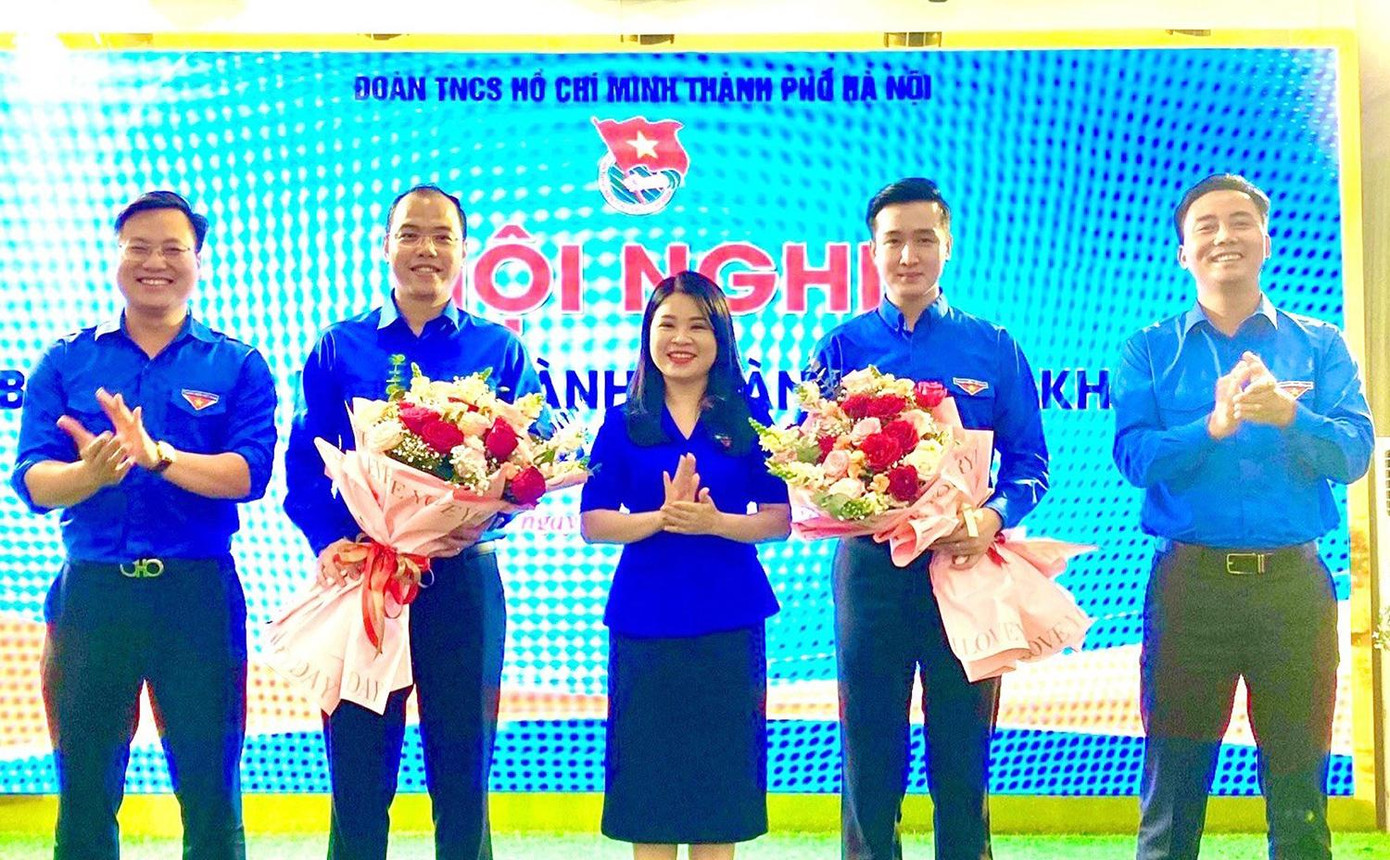 Anh Nguyễn Tiến Hưng, UVBTV, Trưởng ban Tuyên giáo Thành Đoàn và anh Đào Đức Việt, UVBTV, Trưởng ban Thanh niên Công nhân viên chức và Công tác An ninh Quốc phòng Thành Đoàn được bầu giữ chức Phó Bí thư Thành Đoàn Hà Nội nhiệm kỳ 2017 - 2022.