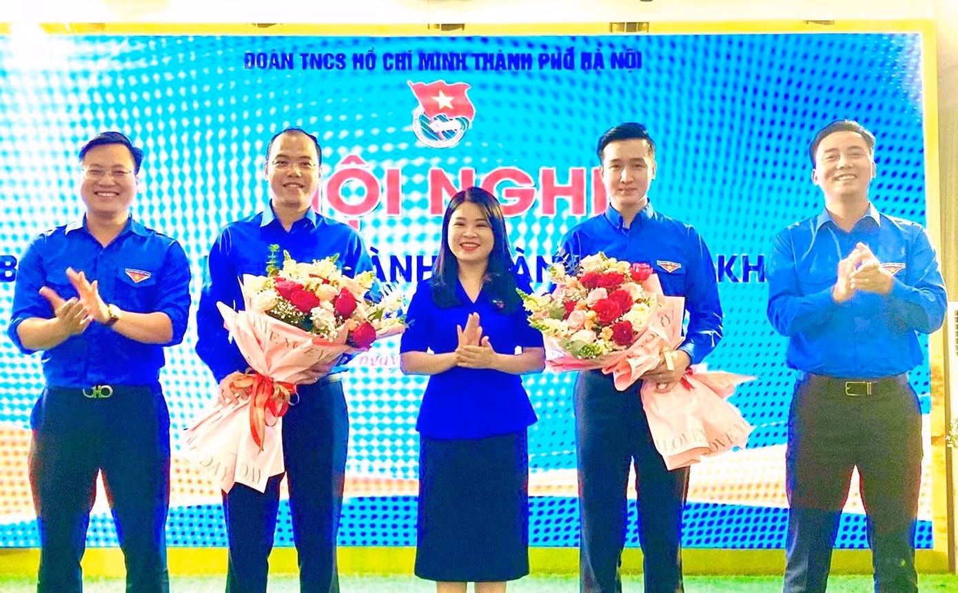 Anh Nguyễn Tiến Hưng, UVBTV, Trưởng ban Tuyên giáo Thành Đoàn và anh Đào Đức Việt, UVBTV, Trưởng ban Thanh niên Công nhân viên chức và Công tác An ninh Quốc phòng Thành Đoàn được bầu giữ chức Phó Bí thư Thành Đoàn Hà Nội nhiệm kỳ 2017 - 2022.