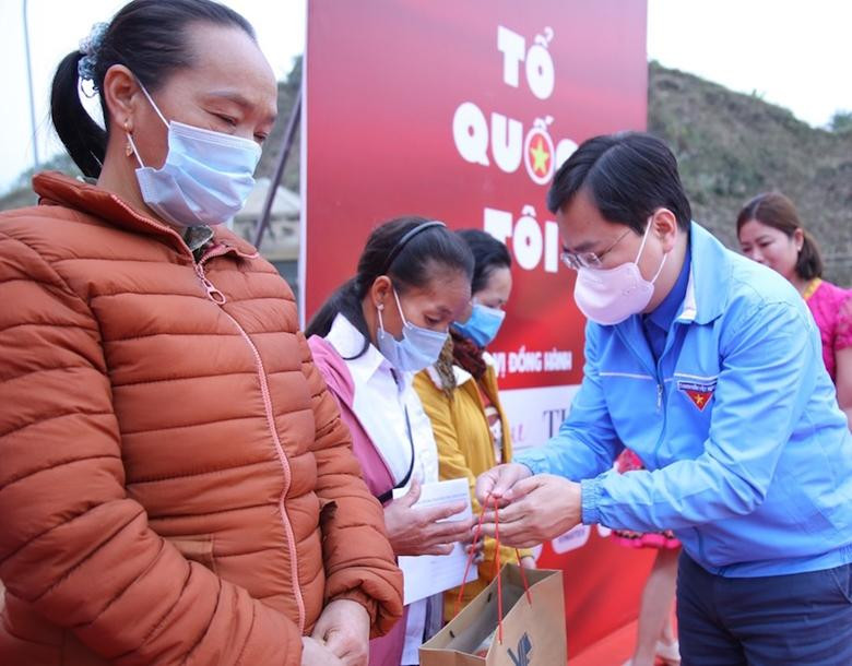 Anh Nguyễn Anh Tuấn - Ủy viên T.Ư Đảng, Bí thư thứ nhất T.Ư Đoàn trao quà tặng người dân địa phương.