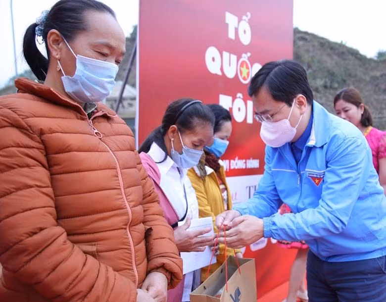Anh Nguyễn Anh Tuấn - Ủy viên T.Ư Đảng, Bí thư thứ nhất T.Ư Đoàn trao quà tặng người dân địa phương.