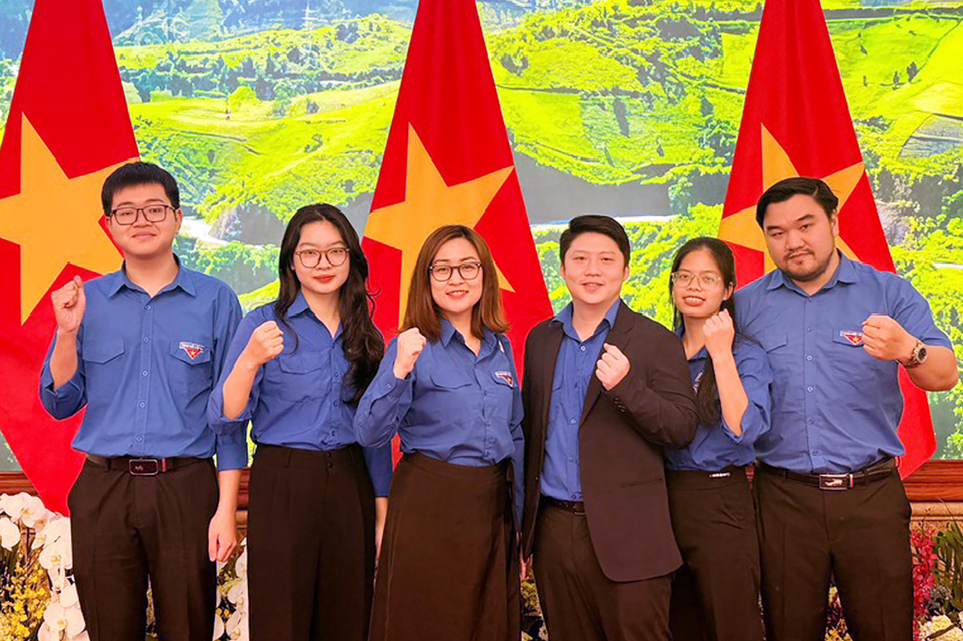 Cô nàng thường xuyên tham gia các hoạt động xã hội của Đoàn Thanh niên ĐHQG Hà Nội. Cô nàng thường xuyên tham gia các hoạt động xã hội của Đoàn Thanh niên ĐHQG Hà Nội.