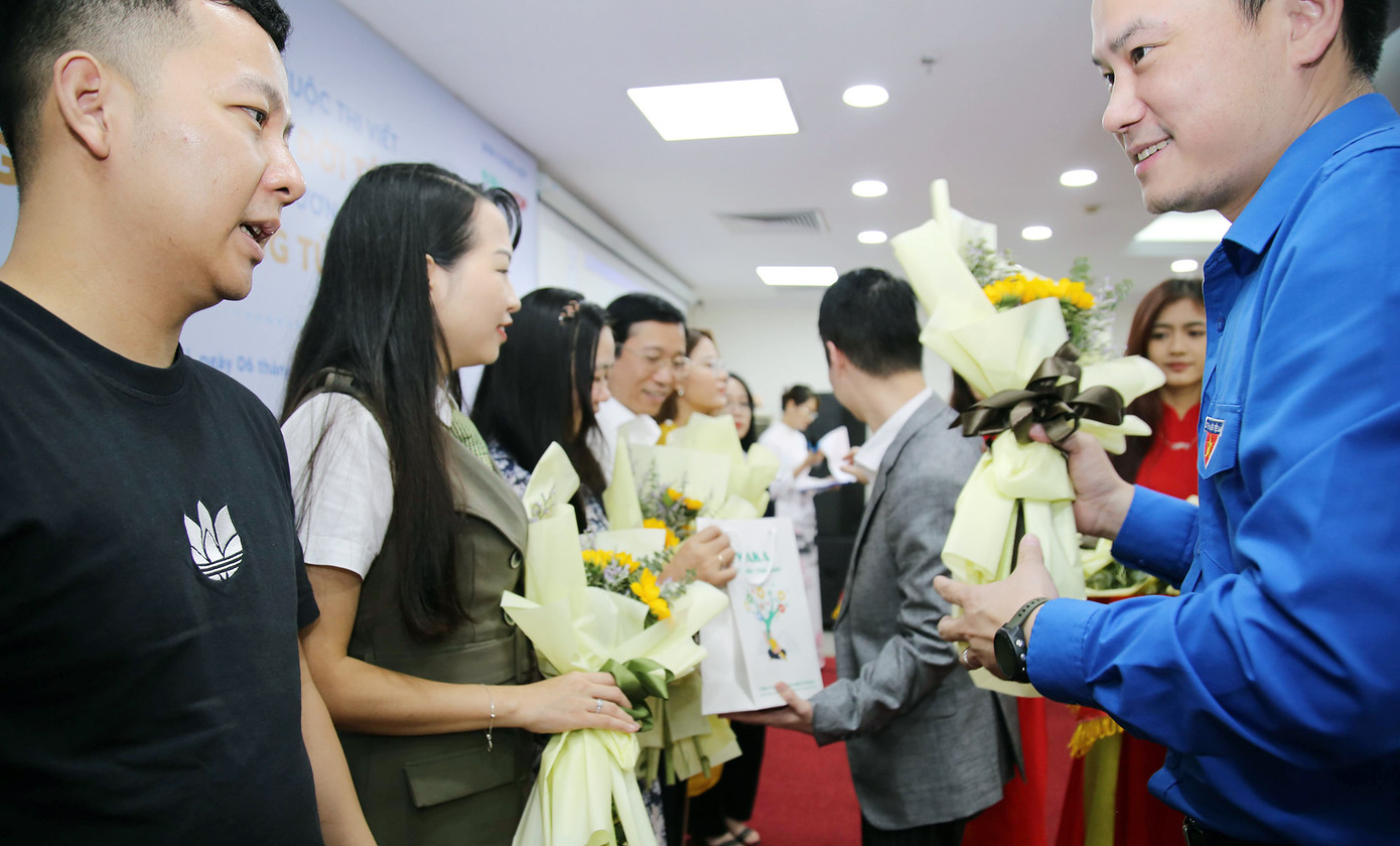 Đại diện Ban Tổ chức tặng hoa các đại biểu tham dự tọa đàm giao lưu thúc đẩy văn hóa đọc với chủ đề "Tri thức thời công nghệ số - Đón đầu xu hướng nghề nghiệp tương lai" Đại diện Ban Tổ chức tặng hoa các đại biểu tham dự tọa đàm giao lưu thúc đẩy văn hóa đọc với chủ đề "Tri thức thời công nghệ số - Đón đầu xu hướng nghề nghiệp tương lai"