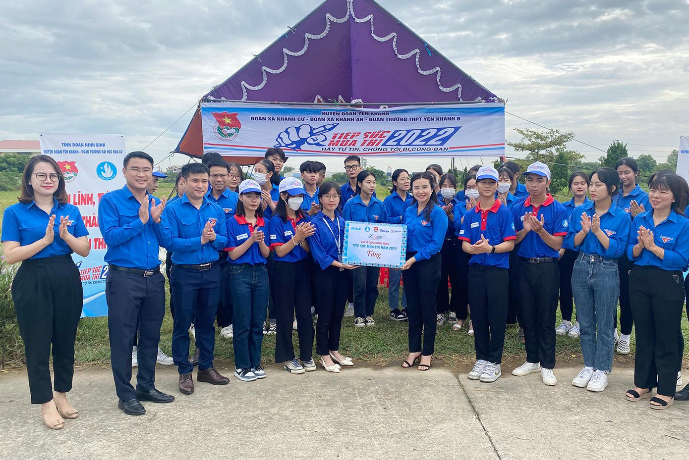 Chị Nguyễn Phạm Duy Trang, Bí thư T.Ư Đoàn, Chủ tịch Hội đồng đội T.Ư cùng lãnh đạo Tỉnh Đoàn Ninh Bình đã thăm và tặng quà cho thanh niên tình nguyện . Chị Nguyễn Phạm Duy Trang, Bí thư T.Ư Đoàn, Chủ tịch Hội đồng đội T.Ư cùng lãnh đạo Tỉnh Đoàn Ninh Bình đã thăm và tặng quà cho thanh niên tình nguyện .