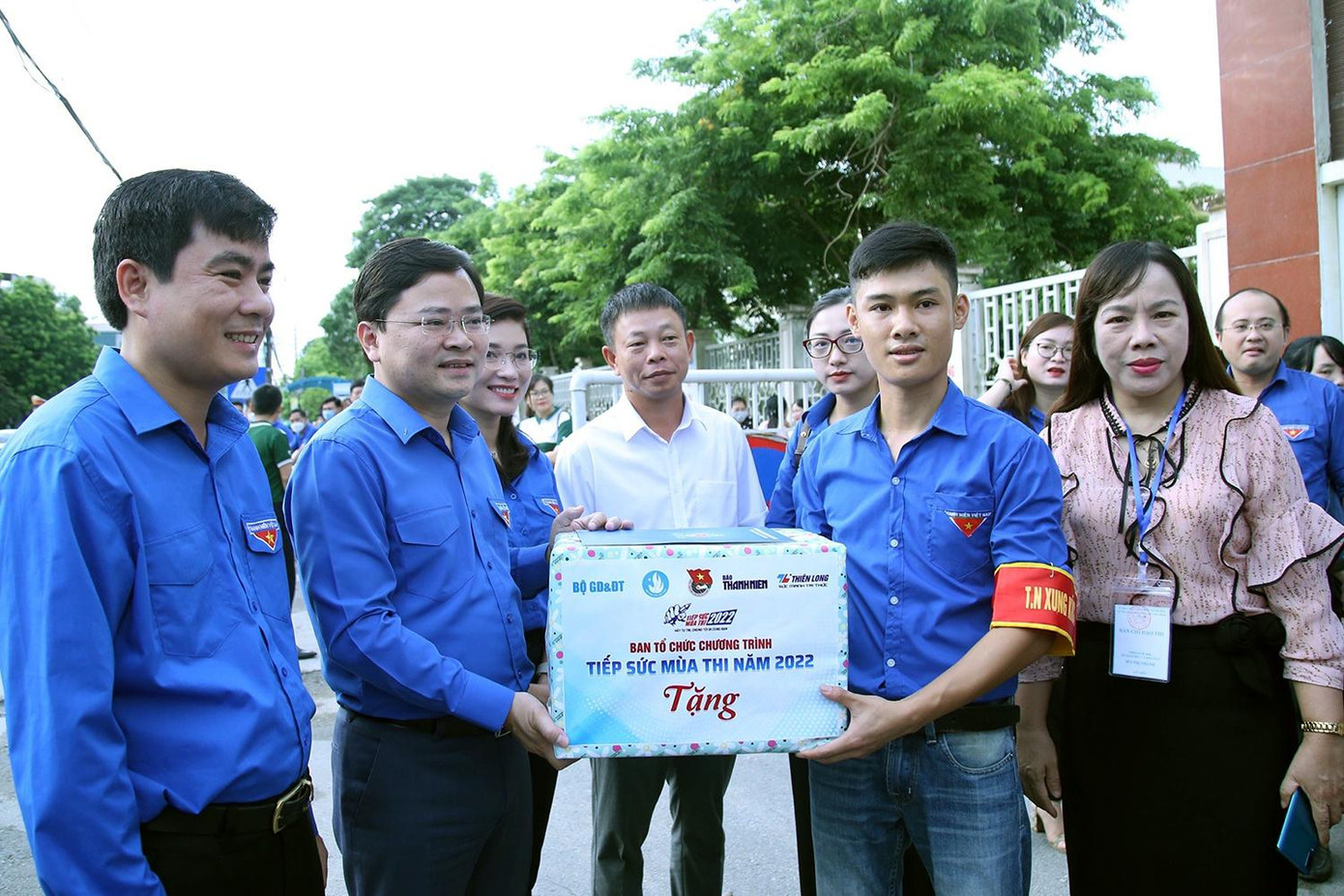 Anh Nguyễn Anh Tuấn, Ủy viên T.Ư Đảng, Bí thư thứ nhất T.Ư Đoàn, đã tới thăm, động viên và tặng quà cho lực lượng thanh niên tình nguyện làm nhiệm vụ hỗ trợ thí sinh dự thi tại điểm thi trường THPT chuyên Lam Sơn (Thanh Hoá). Anh Nguyễn Anh Tuấn, Ủy viên T.Ư Đảng, Bí thư thứ nhất T.Ư Đoàn, đã tới thăm, động viên và tặng quà cho lực lượng thanh niên tình nguyện làm nhiệm vụ hỗ trợ thí sinh dự thi tại điểm thi trường THPT chuyên Lam Sơn (Thanh Hoá).
