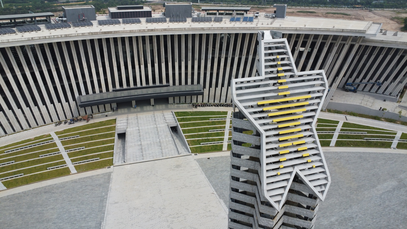 Toàn cảnh hiện vật lịch sử được trưng bày bên ngoài toà nhà trung tâm.