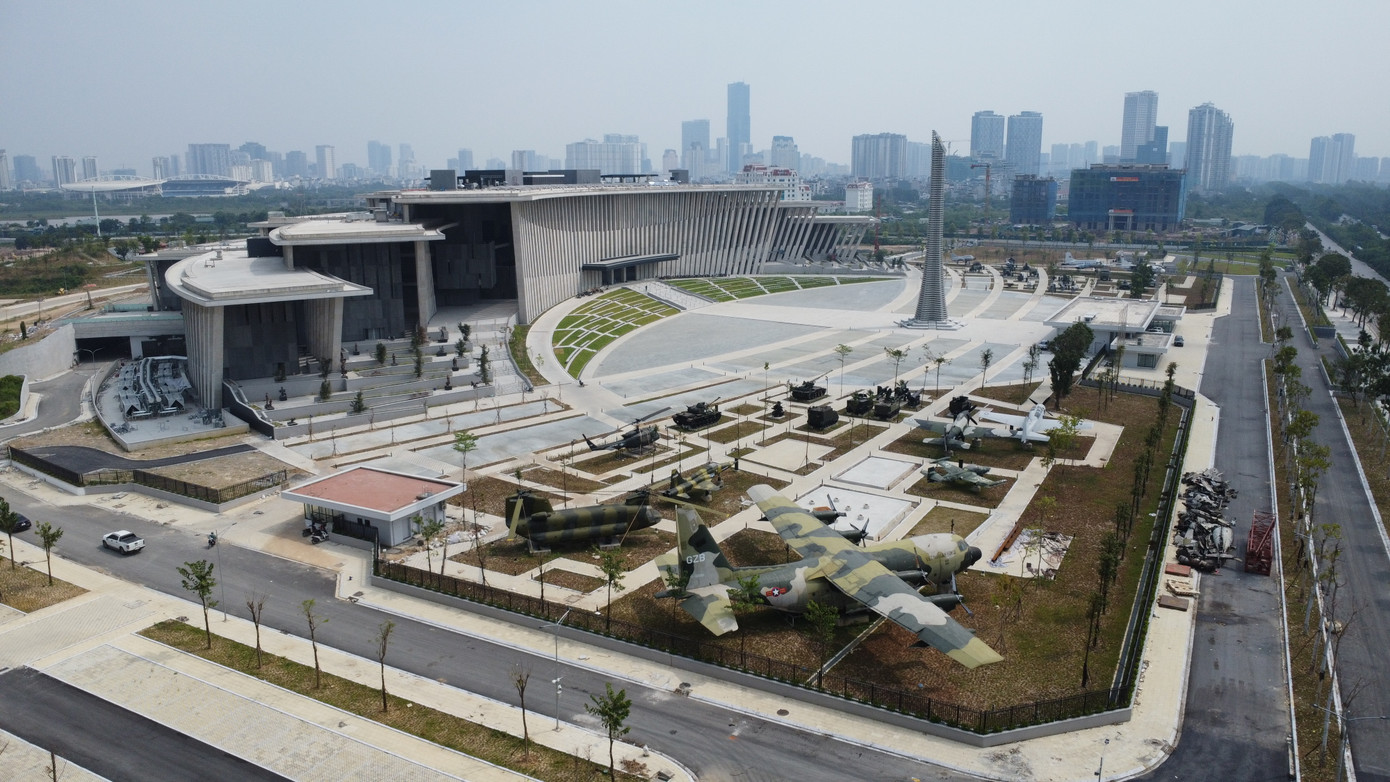 Bảo tàng Lịch sử Quân sự Việt Nam nằm trên Đại Lộ Thăng Long.