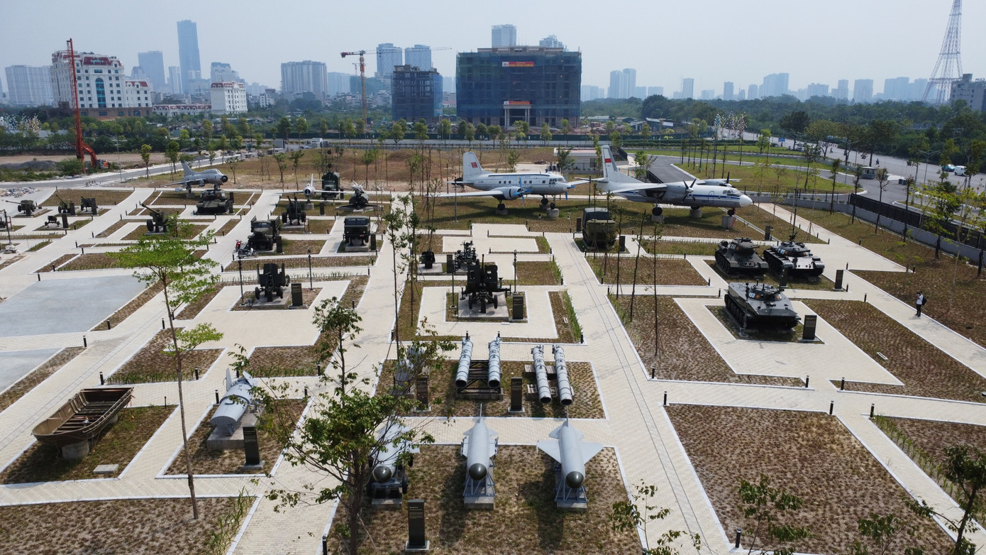 Toàn cảnh hiện vật lịch sử được trưng bày bên ngoài toà nhà trung tâm.