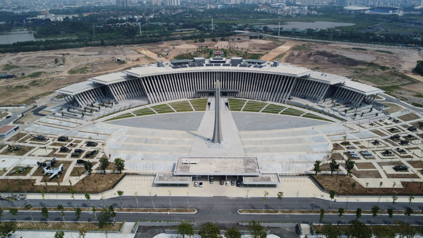 Bảo tàng Lịch sử Quân sự Việt Nam nằm trên Đại Lộ Thăng Long.