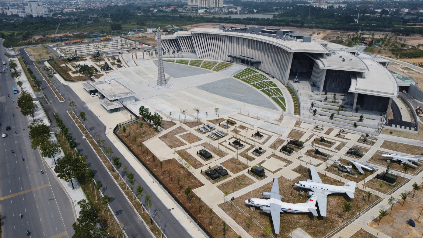 Bảo tàng Lịch sử Quân sự Việt Nam nằm trên Đại Lộ Thăng Long.