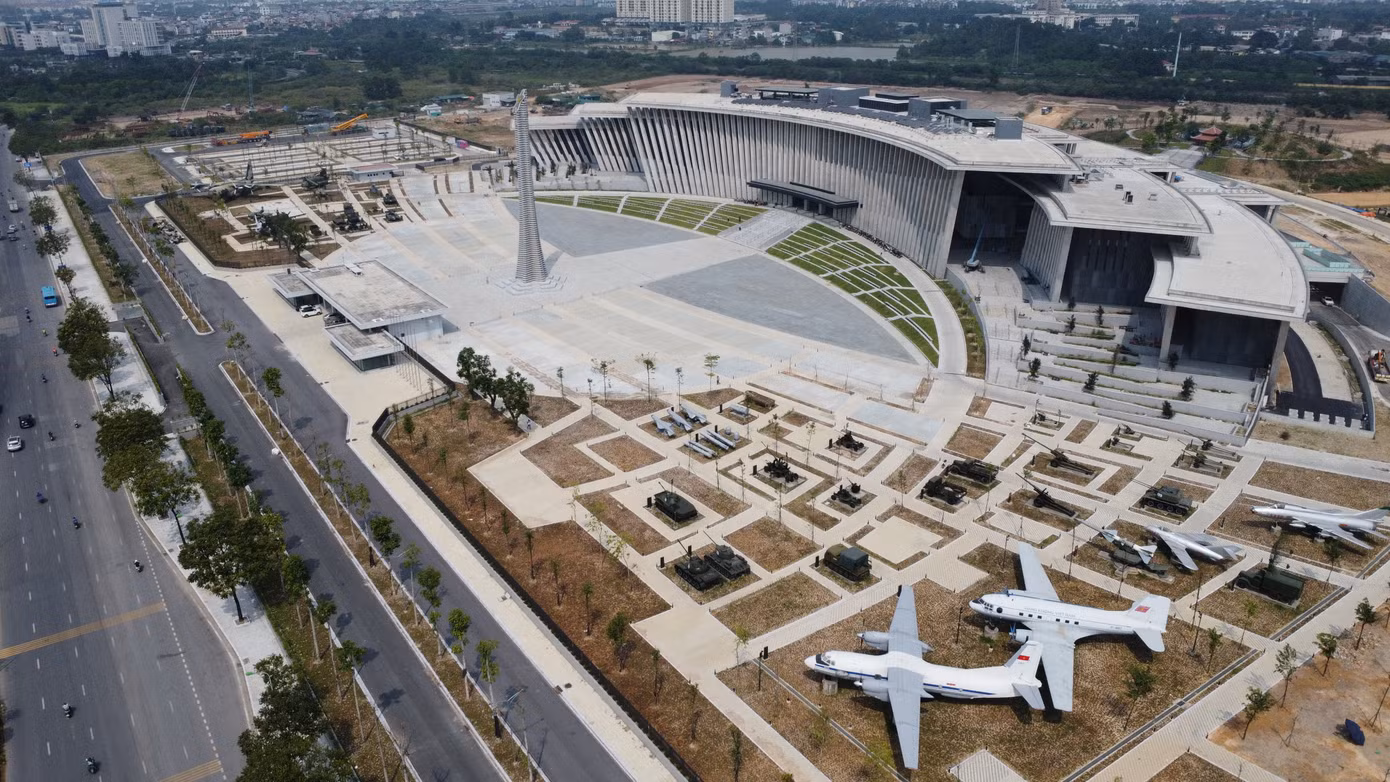 Bảo tàng Lịch sử Quân sự Việt Nam nằm trên Đại Lộ Thăng Long. Bảo tàng Lịch sử Quân sự Việt Nam nằm trên Đại Lộ Thăng Long.