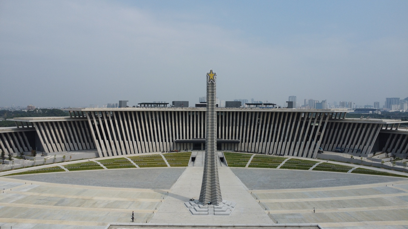 Toàn cảnh hiện vật lịch sử được trưng bày bên ngoài toà nhà trung tâm.