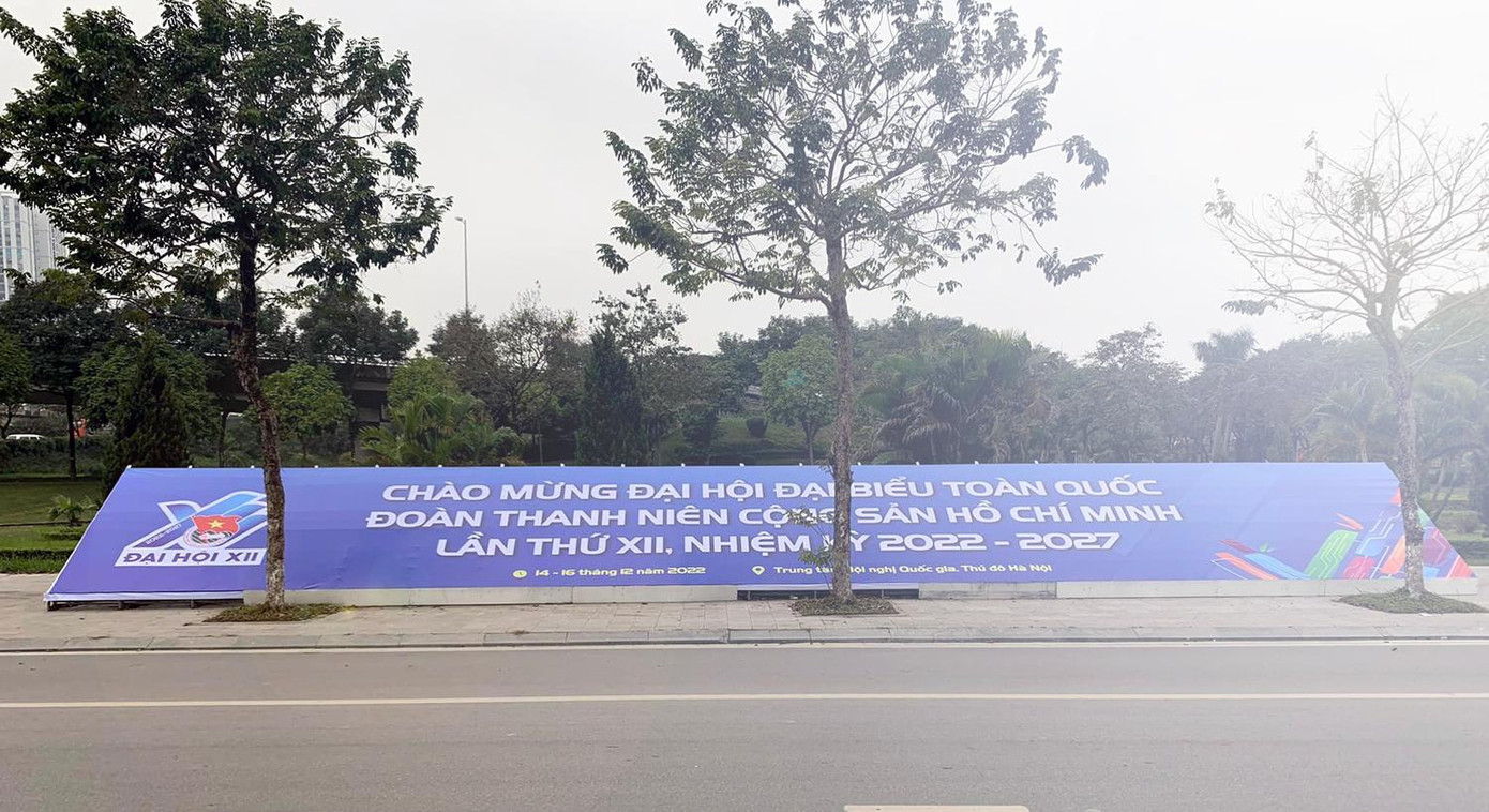 Tấm "pano" khổ lớn được đặt trang trọng trên phố. Tấm "pano" khổ lớn được đặt trang trọng trên phố.