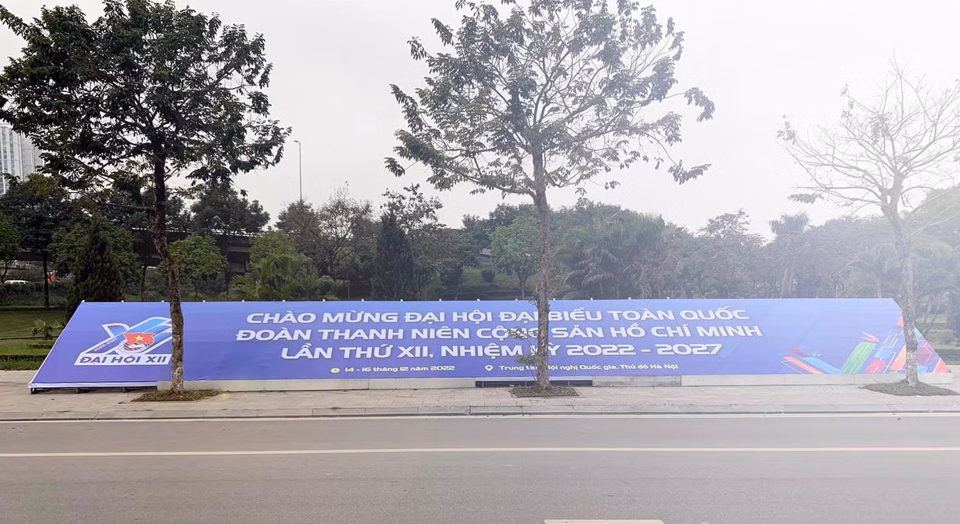 Tấm "pano" khổ lớn được đặt trang trọng trên phố.