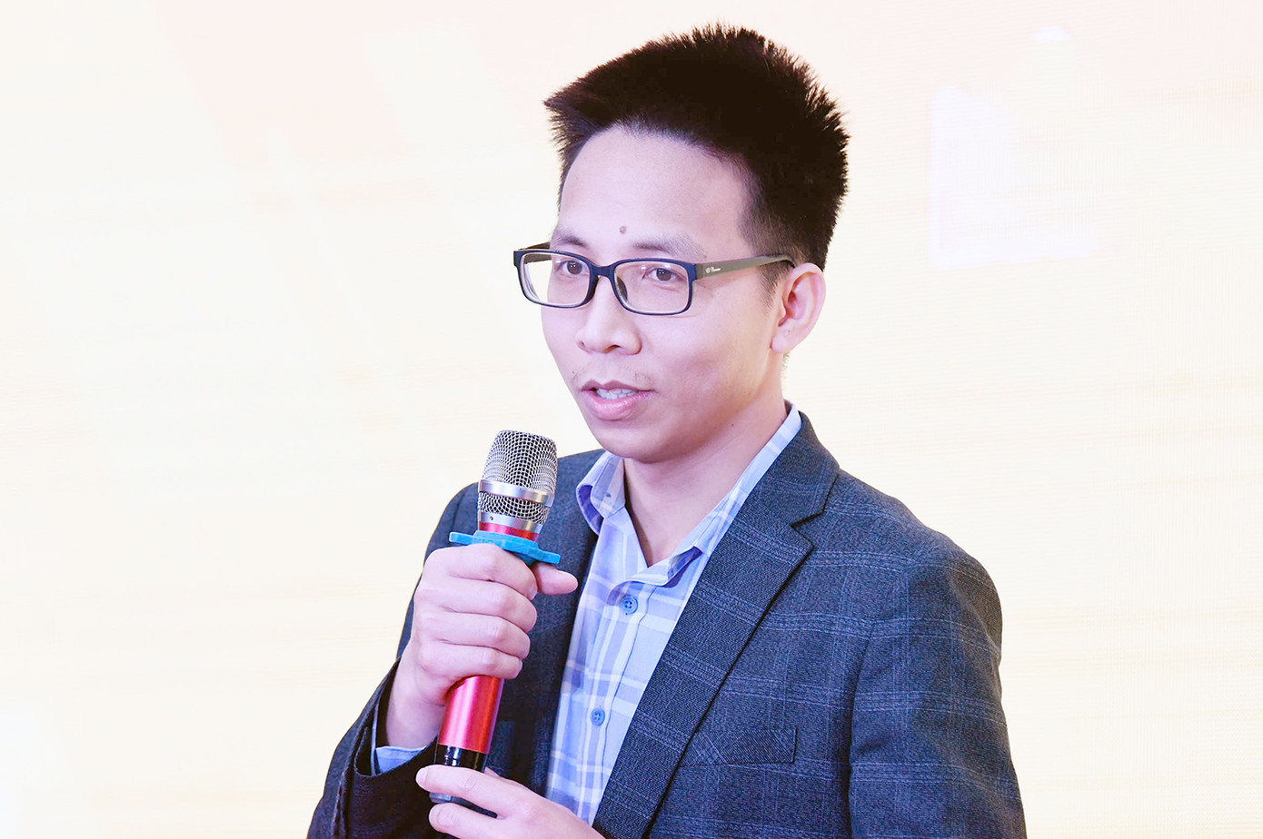 TS Lương Văn Thiện - Giảng viên trường Công nghệ (ĐH Kinh tế Quốc dân). TS Lương Văn Thiện - Giảng viên trường Công nghệ (ĐH Kinh tế Quốc dân).