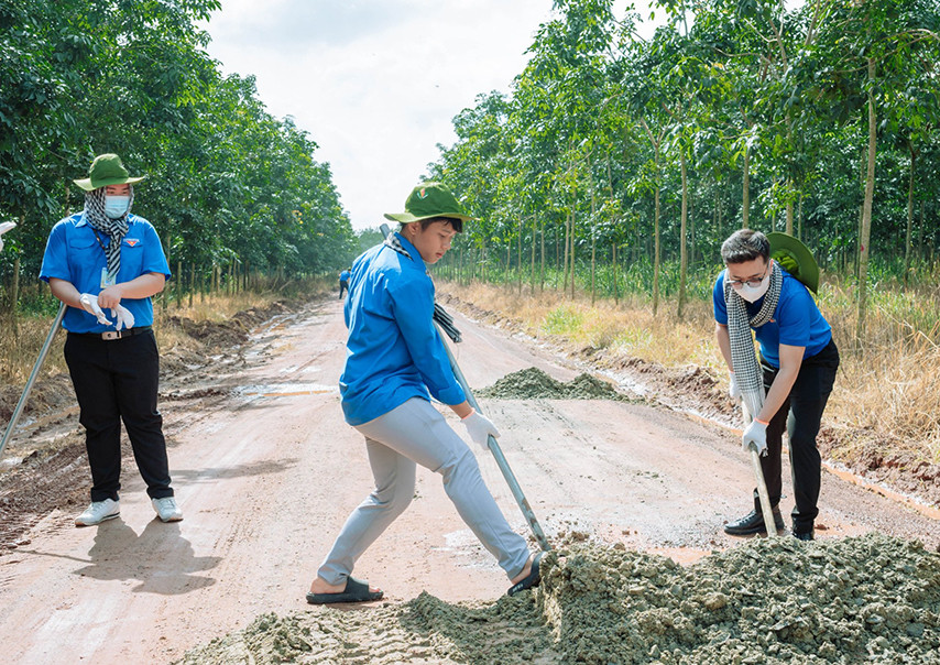 Con đường liên xã được gấp rút hoàn thiện.