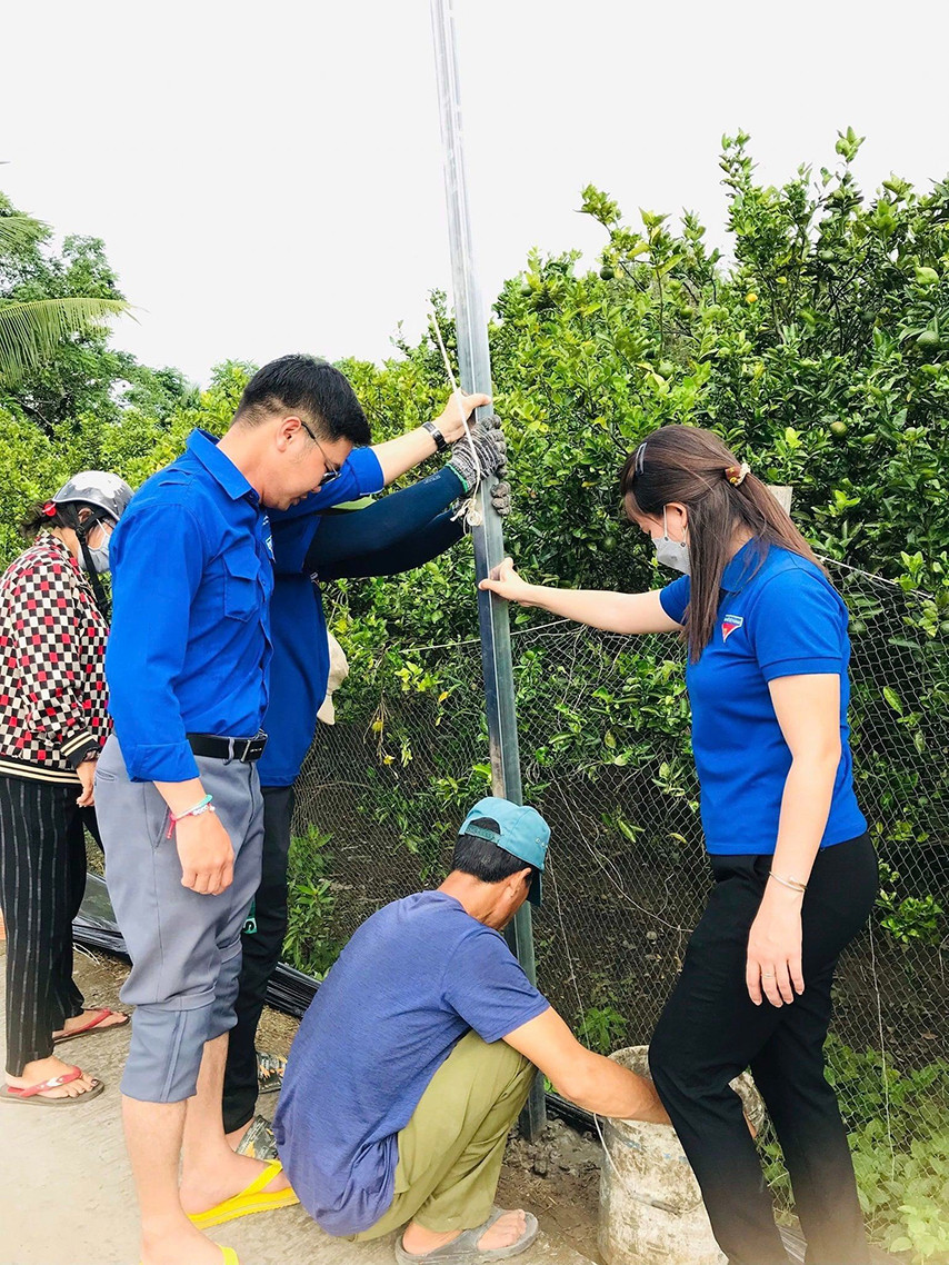 Những cây cột chiếu sáng cuối cùng được dựng lên.