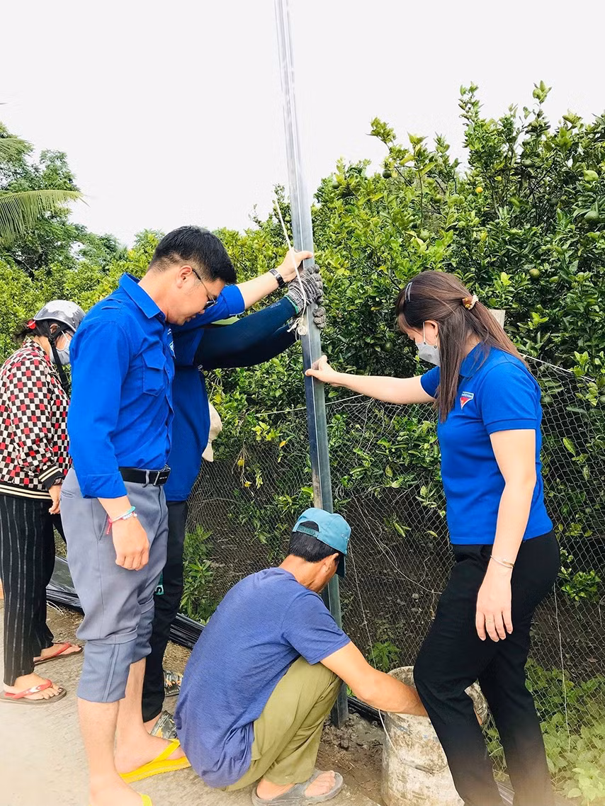 Những cây cột chiếu sáng cuối cùng được dựng lên.